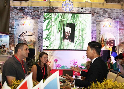 Giám đốc Nguyễn Tuấn Linh (phải) tại một sự kiện du lịch quốc tế